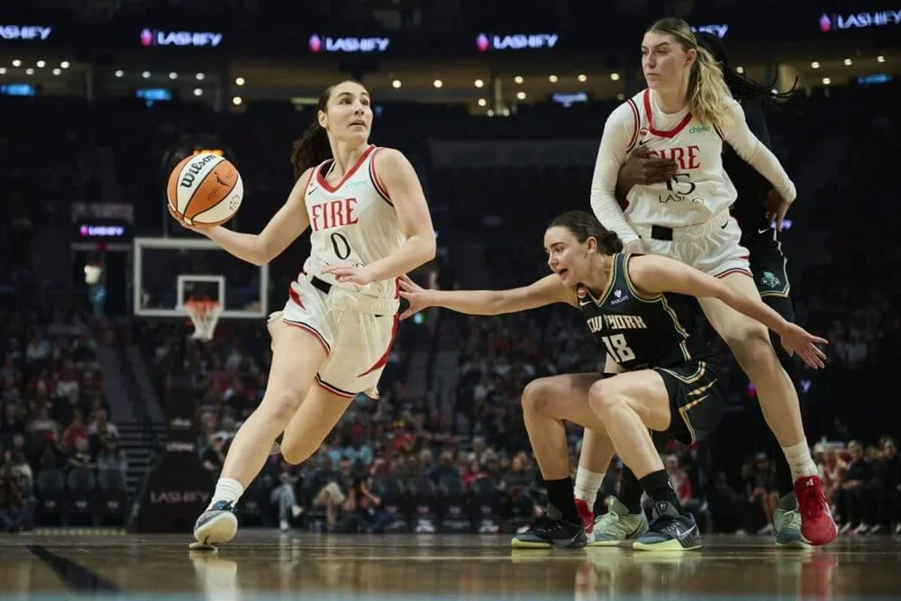 Portland Fire guard Carla Leite drives to the basket with the ball in her right hand.