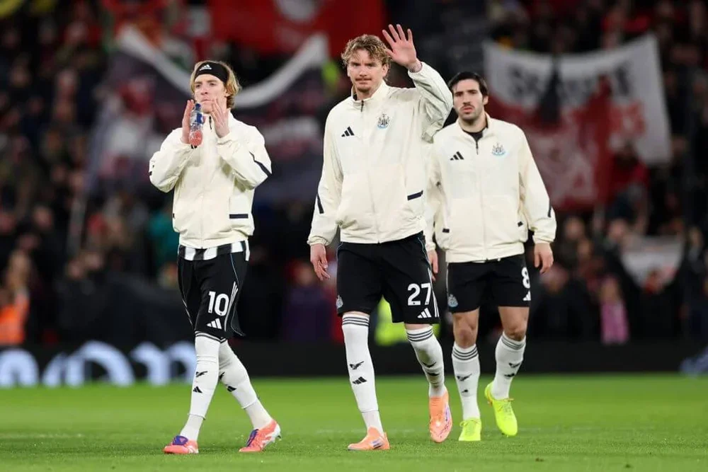 Anthony Gordon, Nick Woltemade and Sandro Tonali in training tops acknowledge the fans