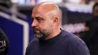 Manolo da la cara ante la afición y Piqué se mofa: 