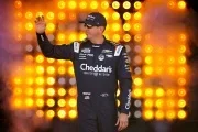 «Не я это начал». Пилот NASCAR из мести взял и протаранил соперника