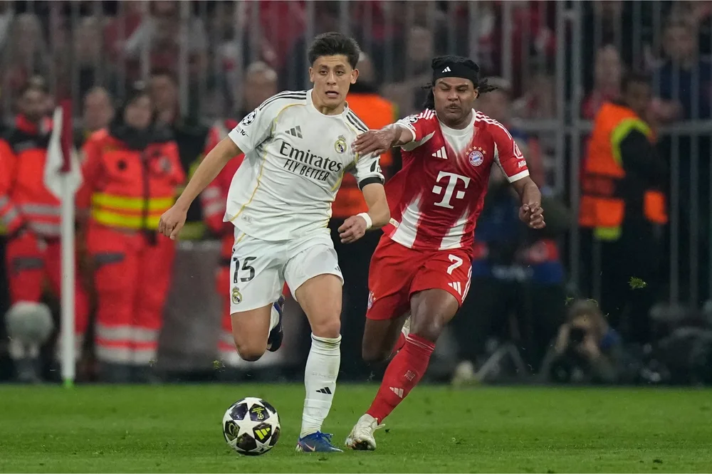 Gnabry pelea un balón con Güler